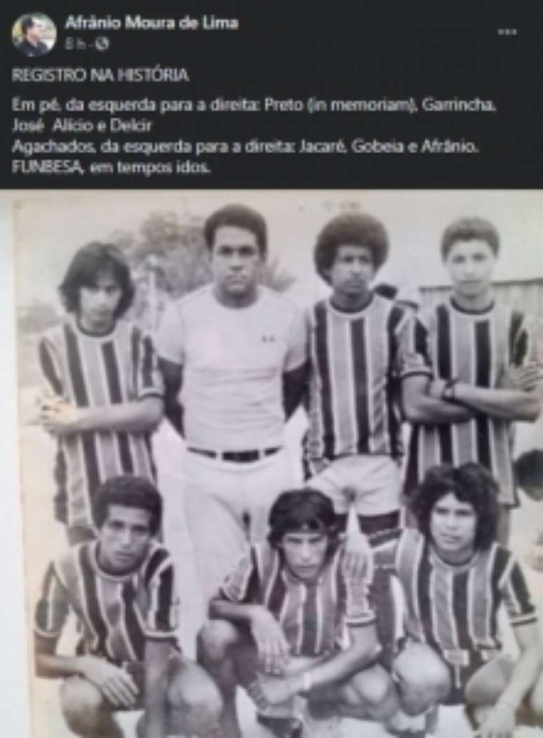 Garrincha (camisa branca) ao lado de jogadores de futsal (Foto: Reprodução/Facebook)