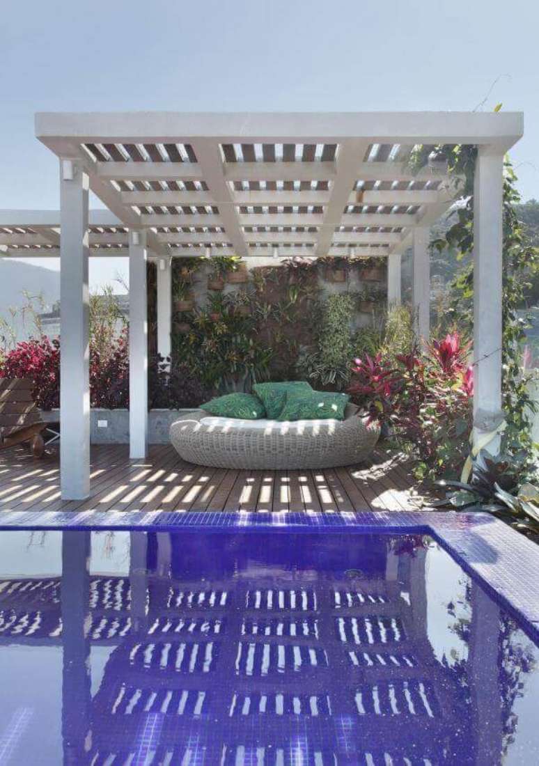 14. &Aacute;rea de lazer com piscina e pergolado de concreto. Fonte: Projetos House in Rio