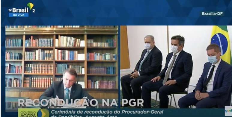 O advogado-geral da União, Bruno Bianco (à dir.) acompanha cerimônia no Palácio do Planalto ao lado do ministro Ciro Nogueira (sentado ao meio) e o procurador-geral da República, Augusto Aras; Bolsonaro participou por videoconferência.