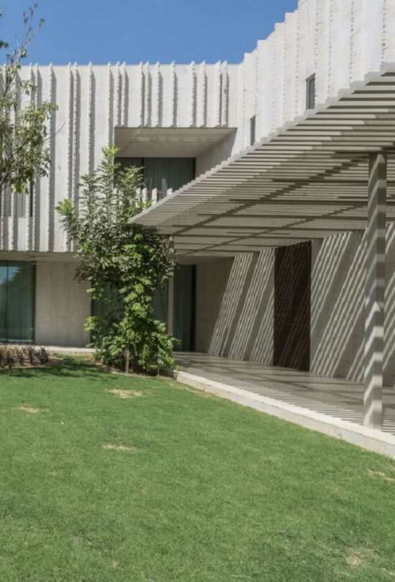 46. Pergolado de concreto com vigas estreitas. Fonte: Decor F&aacute;cil