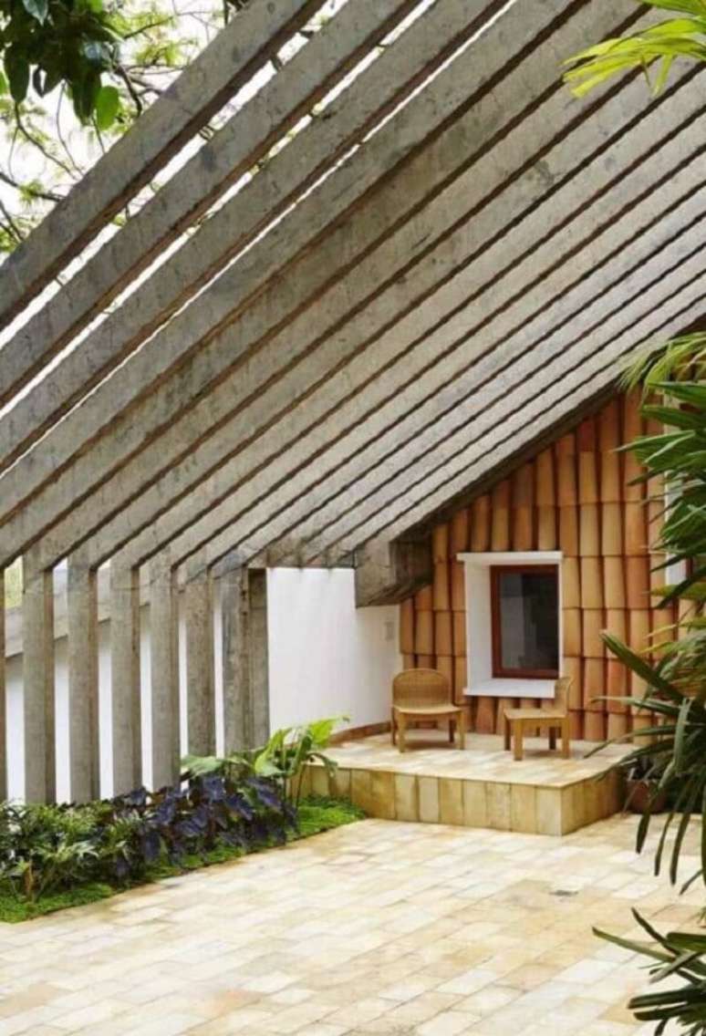 17. Arquitetura ousada com fachada com pergolado de concreto inclinado. Fonte: Decor F&aacute;cil