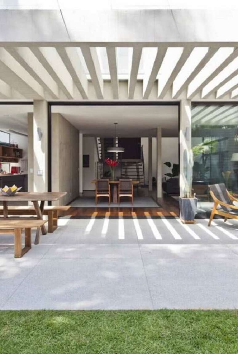 13. A &aacute;rea com pergolado de concreto com vidro pode ser usada at&eacute; em dias de chuva. Fonte: Decor F&aacute;cil