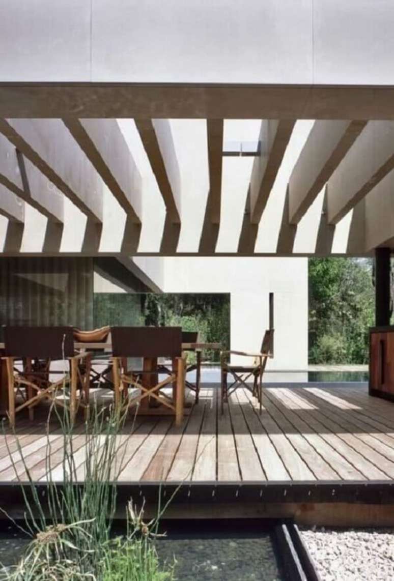 19. &Aacute;rea gourmet aconchegante e pergolado de concreto com vidro. Fonte: Decor F&aacute;cil