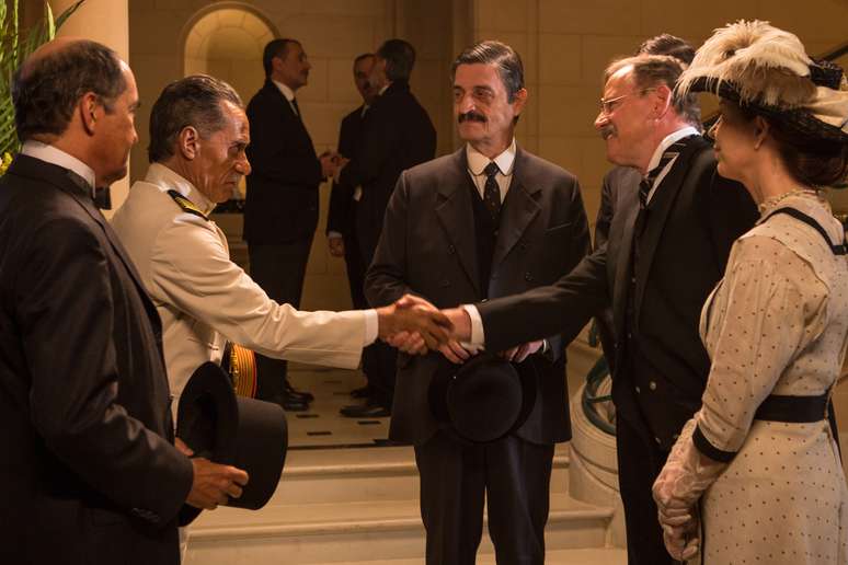 Aidan Quinn e Chico Diaz estrelam "O H&oacute;spede Americano'