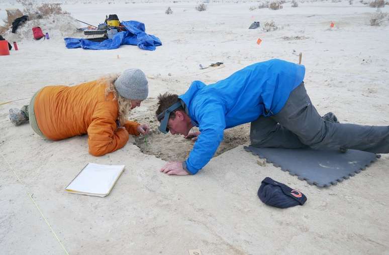 Pesquisadores analisam sedimentos na região das pegadas em White Sands, no Novo México