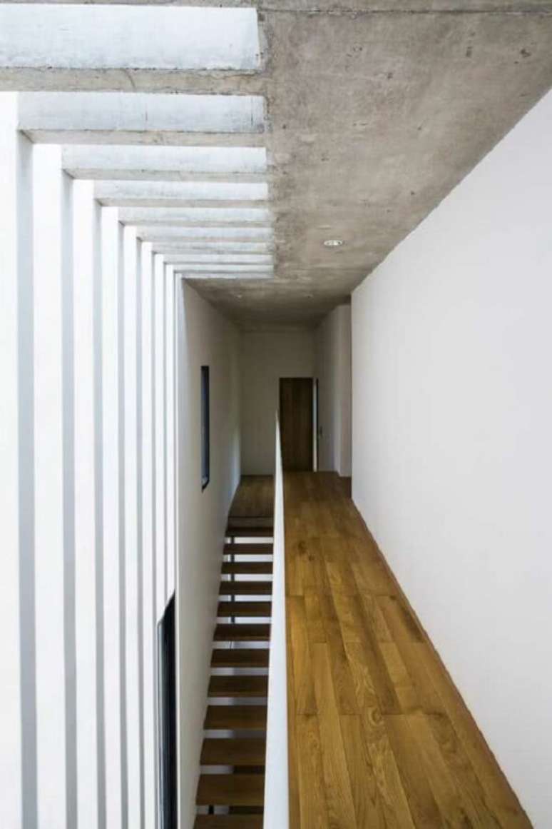 9. O aconchego do piso de madeira se mistura com a seriedade do pergolado de concreto. Fonte: Dezeen