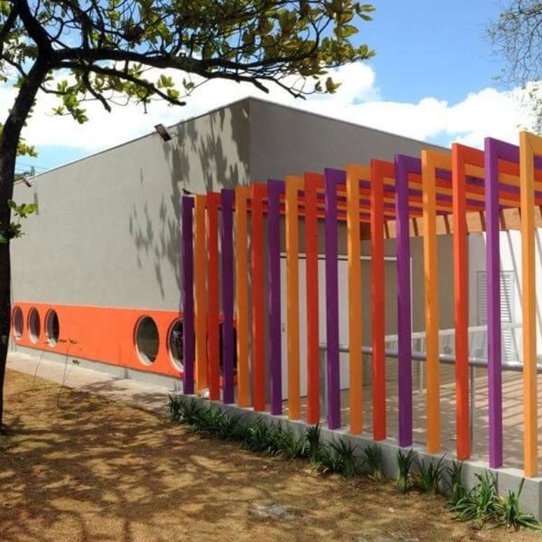 29. Fachada com pergolado de concreto colorido. Fonte: Triplex Arquitetura
