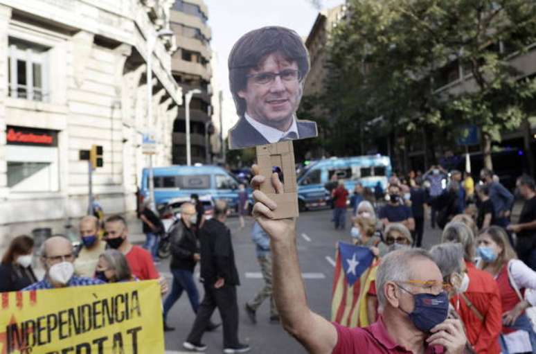 Protesto em Barcelona contra prisão de Carles Puigdemont na Sardenha