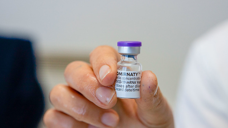 O Ministério da Saúde orienta que idosos e indivíduos com a imunidade comprometida recebam preferencialmente a terceira dose da vacina da Pfizer