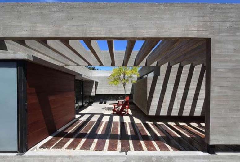 25. Até a sombra do pergolado de concreto garagem traz um charme especial para a arquitetura do imóvel. Fonte: Ideias Decor