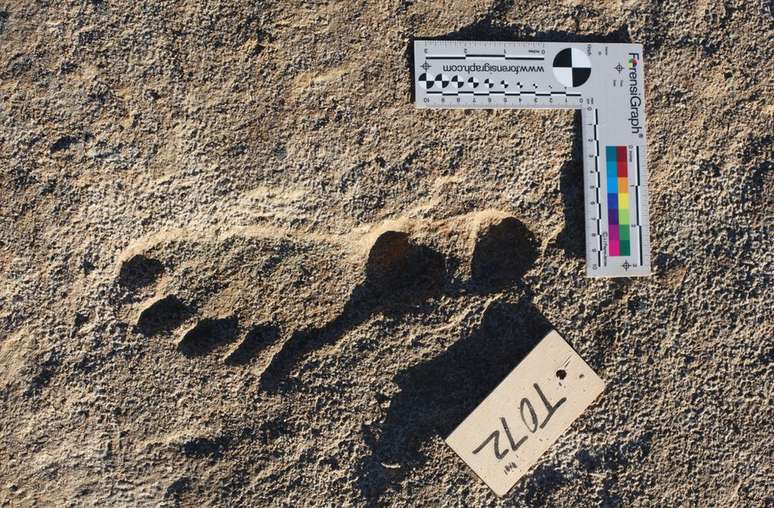 Uma das pegadas atribuídas pelos pesquisadores a crianças ou adolescentes que viveram há mais de 20.000 anos no continente americano