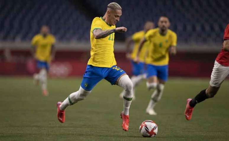 'O que queremos com isso é dar esse equilíbrio para a equipe, para que tenha criatividade sem perder competitividade e resultado', diz Tite sobre Antony (Foto: Lucas Figueiredo/CBF