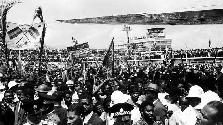 Imperador etíope Haile Selassie foi recebido por milhares de jamaicanos quando foi à Jamaica em 1966