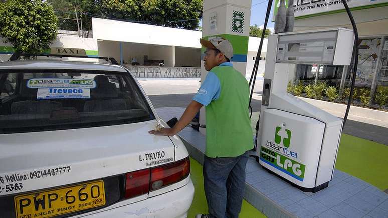 T&aacute;xi sendo abastecido com GLP em Manila, capital das Filipinas