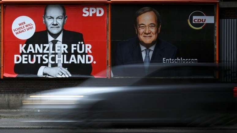 Alemanha vai às urnas neste domingo; social-democrata Olaf Scholz (esq) tem pequena vantagem sobre Armin Laschet, do partido de Merkel