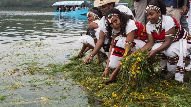 Ano Novo etíope coincide com início da primavera no país; celebrações incluem jogar grama e flores na água, para agradecer a Deus por essa estação