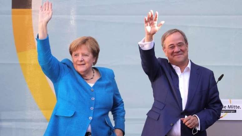 A chanceler Angela Merkel e o candidato de seu partido, Armin Laschet, em um comício neste sábado (25/9)