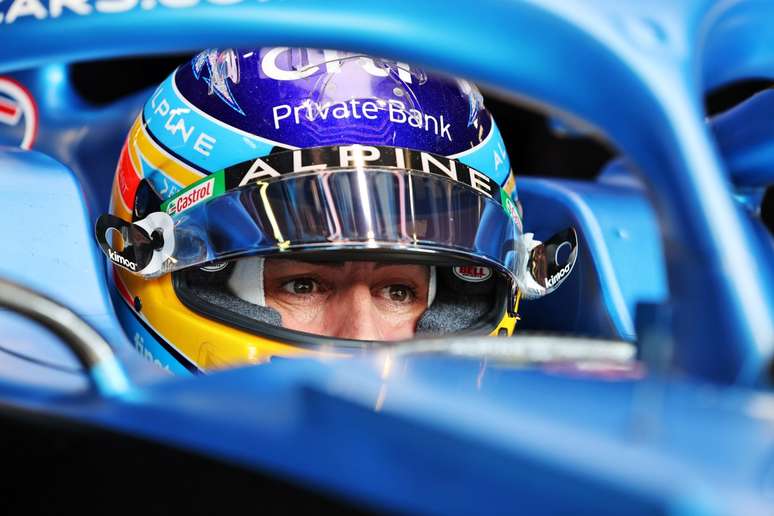 Fernando Alonso larga em sexto 