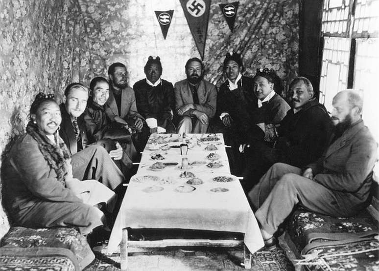 Bruno Beger, segundo a partir da esquerda, e outros em uma reunião em Lhasa, Tibete, em 1939