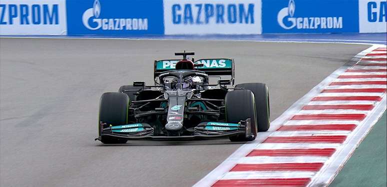 Lewis Hamilton em ação na classificação em Sóchi 