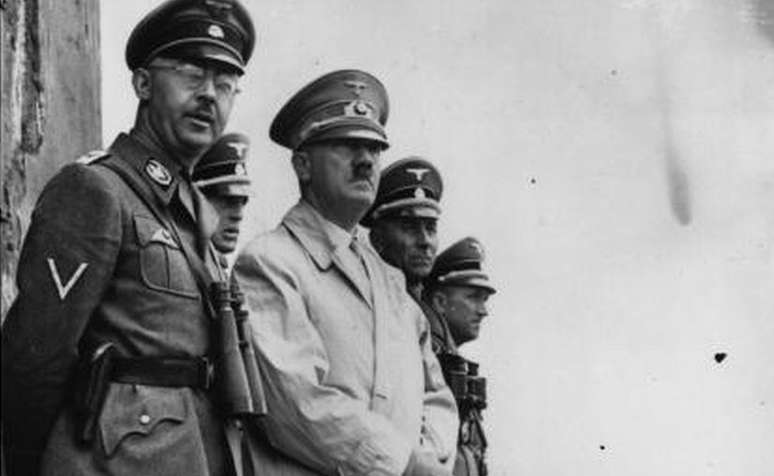 Adolf Hitler, à direita, e o chefe da polícia nazista Heinrich Himmler acreditavam na teoria da superioridade da raça ariana