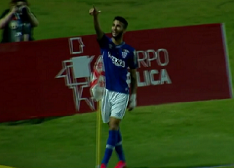 Getúlio comemora seu gol, o primeiro do Avaí no jogo em Maceió (Foto: Reprodução/SporTV)