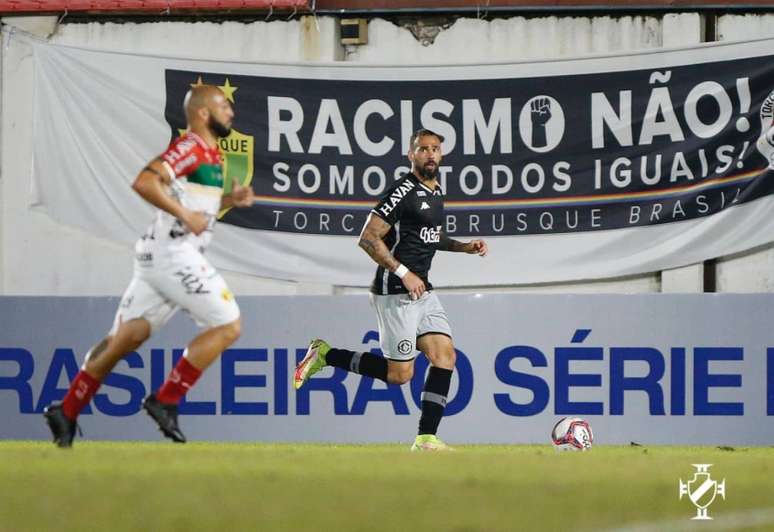 Leandro Castan, zagueiro do Vasco, reclamou do VAR no jogo contra o Brusque (Reprodução/VascoTV)