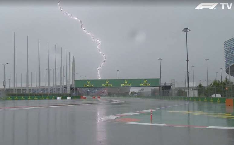 Chove forte desde as primeiras horas do sábado em Sóchi 