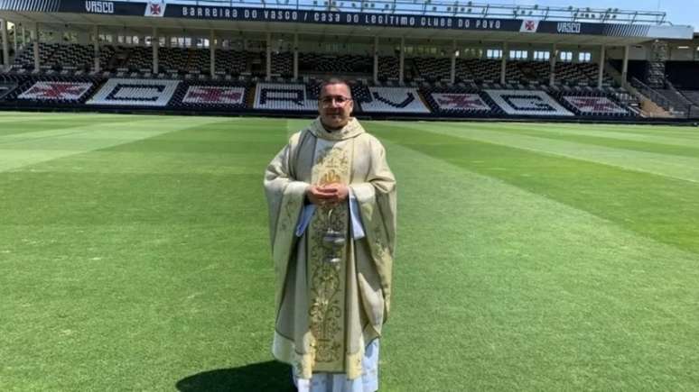 Padre Julinho é vascaíno fanático (Foto: Reprodução)