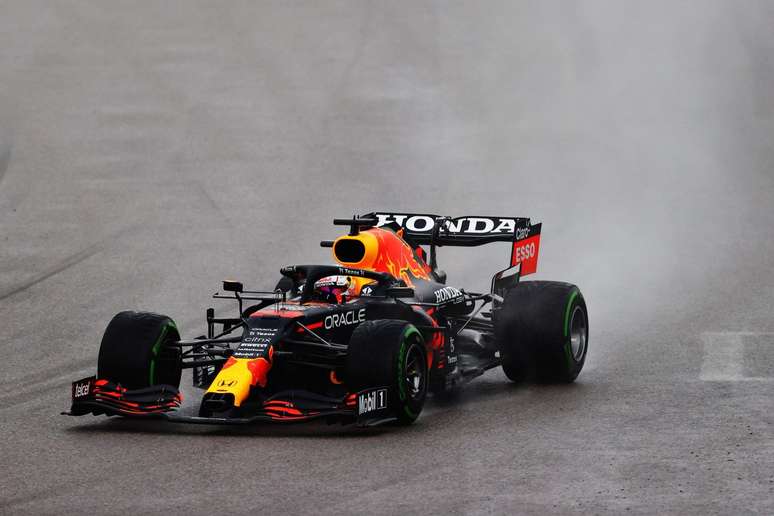 Max Verstappen aproveitou a chuva para garantir o segundo lugar em Sóchi 