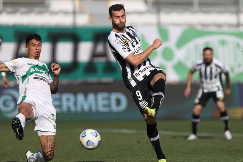 Léo Baptistão tenta jogada na derrota do Santos diante do Juventude FOTO: Pedro ErnestoGuerra Azevedo/SantosFC