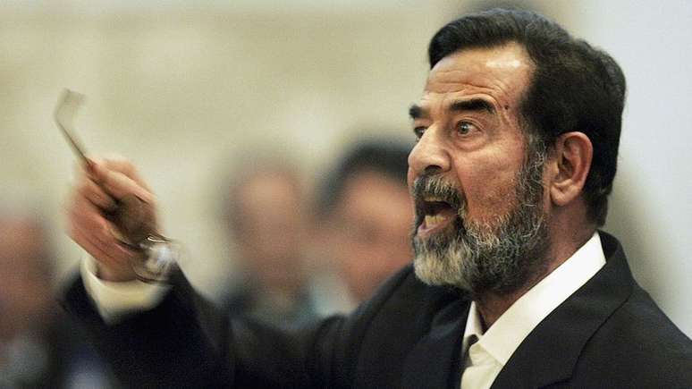 Saddam Hussein testemunhando durante seu julgamento em Bagdá em 2006