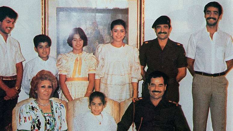 Saddam Hussein e sua fam&iacute;lia em novembro de 1988