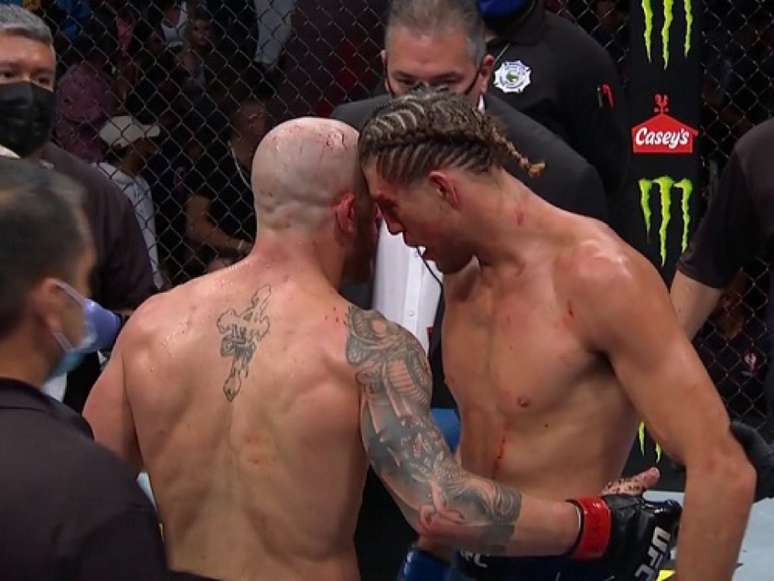 Encontro épico entre Volkanovski e Ortega foi eleito 'Luta da Noite' no UFC 266 (Foto: Reprodução/UFC)