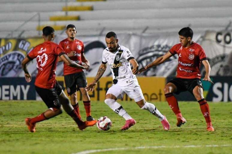 Dominante durante todo o jogo, a Ponte Preta conseguiu marcar somente no fim (Foto: Divulgação/Álvaro Jr/PontePress)