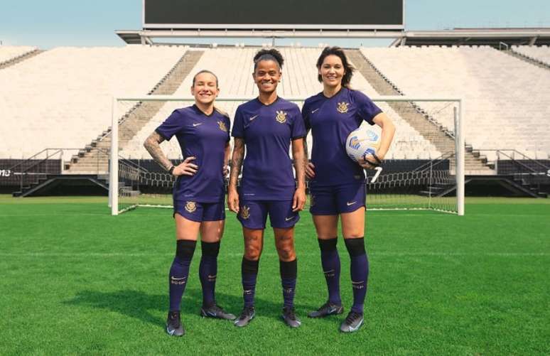 Jogadoras do time feminino irão estrear a nova terceira camisa do Corinthians nesta noite (Foto: Divulgação/Nike)