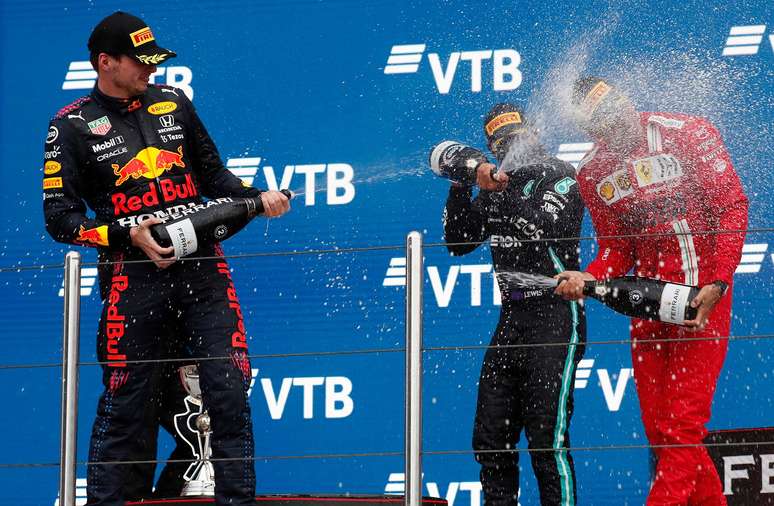 Max Verstappen está apenas 2 pontos atrás de Lewis Hamilton no campeonato 