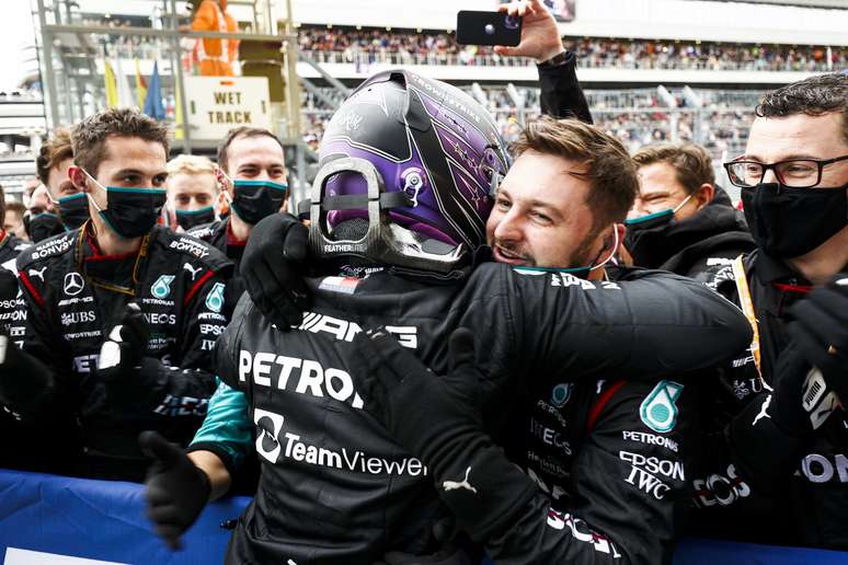 Lewis Hamilton celebra com a Mercedes a 100ª vitória da carreira 