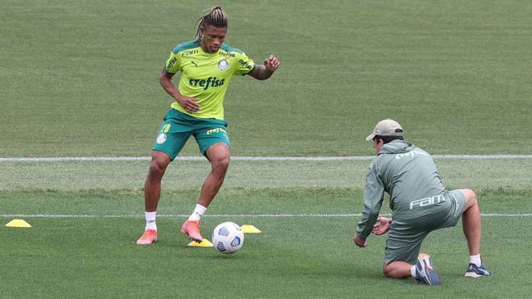 O volante Danilo seguiu cronograma especial de recuperação (Foto: Cesar Greco)