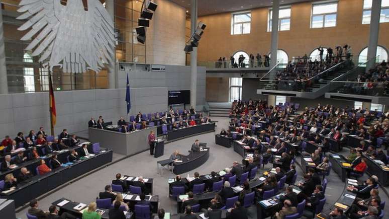 O atual Parlamento alemão é composto por 709 deputados