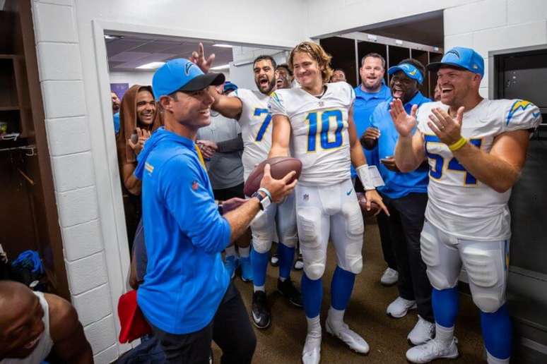 Justin Herbert costuma regular quando o asunto é Kansas City Chiefs (Reprodução / Twitter Oficial / Los Angeles Chargers)