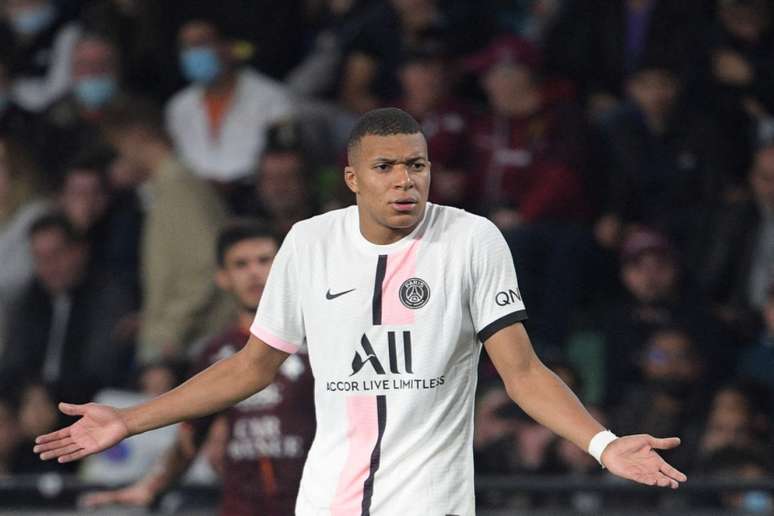 Mbappé reclamou de Neymar durante duelo entre PSG e Montpellier (Foto: SEBASTIEN BOZON / AFP)