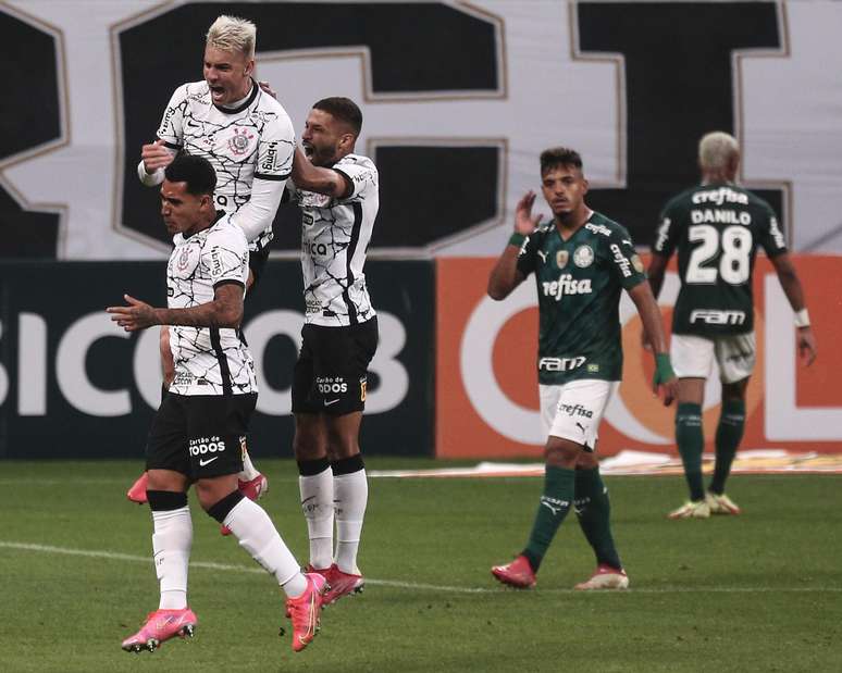 Róger Guedes fez dois gols pelo Corinthians em jogo contra o Palmeiras