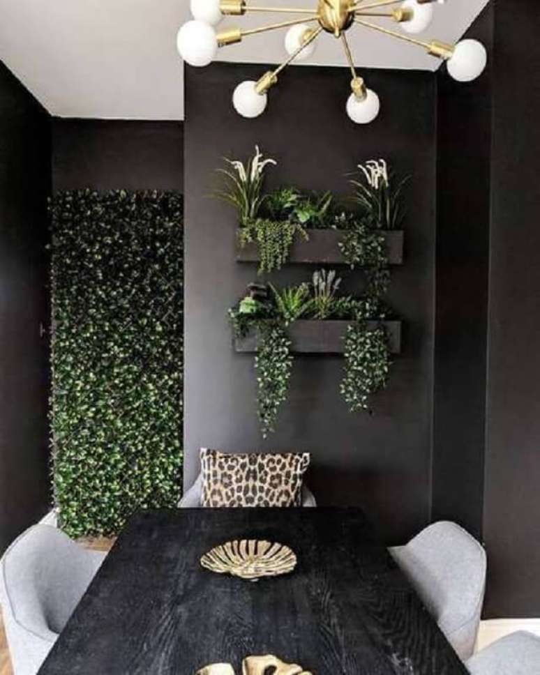 21. Decoração de sala de jantar preta com plantas na parede – Foto: Home Fashion Trend