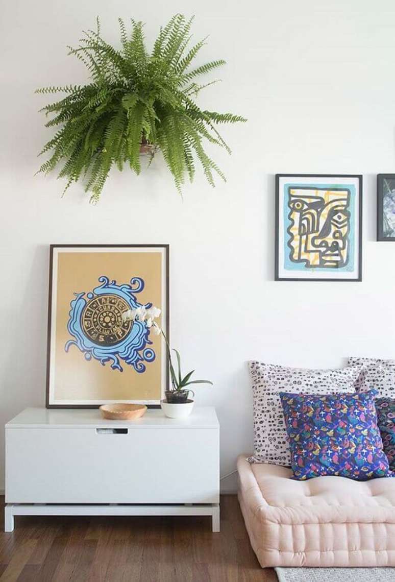 5. Decoração de sala com plantas pendentes e almofadas para sofa futon – Foto: Revista Artesanato