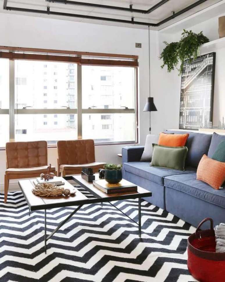 38. Tapete chevron para decoração de sala com plantas naturais e sofa azul – Foto: Mandril Arquitetura