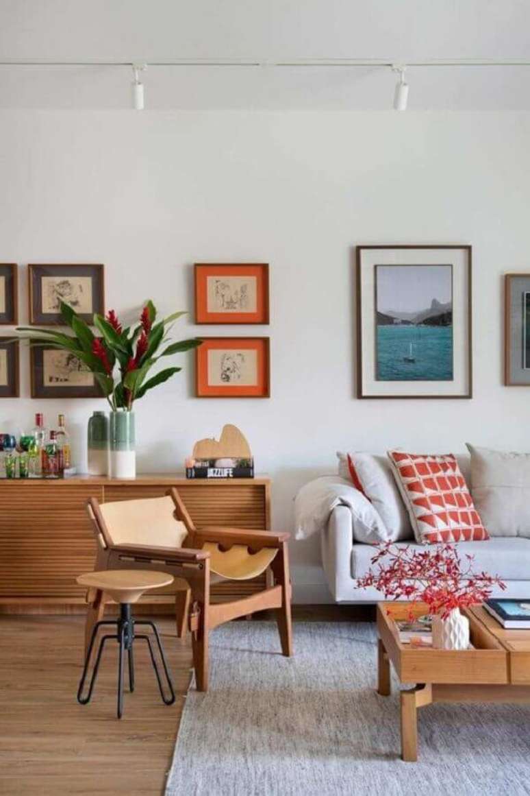 50. Vasos com plantas para decoração de sala de estar com poltrona de madeira e sofa cinza – Foto: Carmen Zaccaro Arquitetura