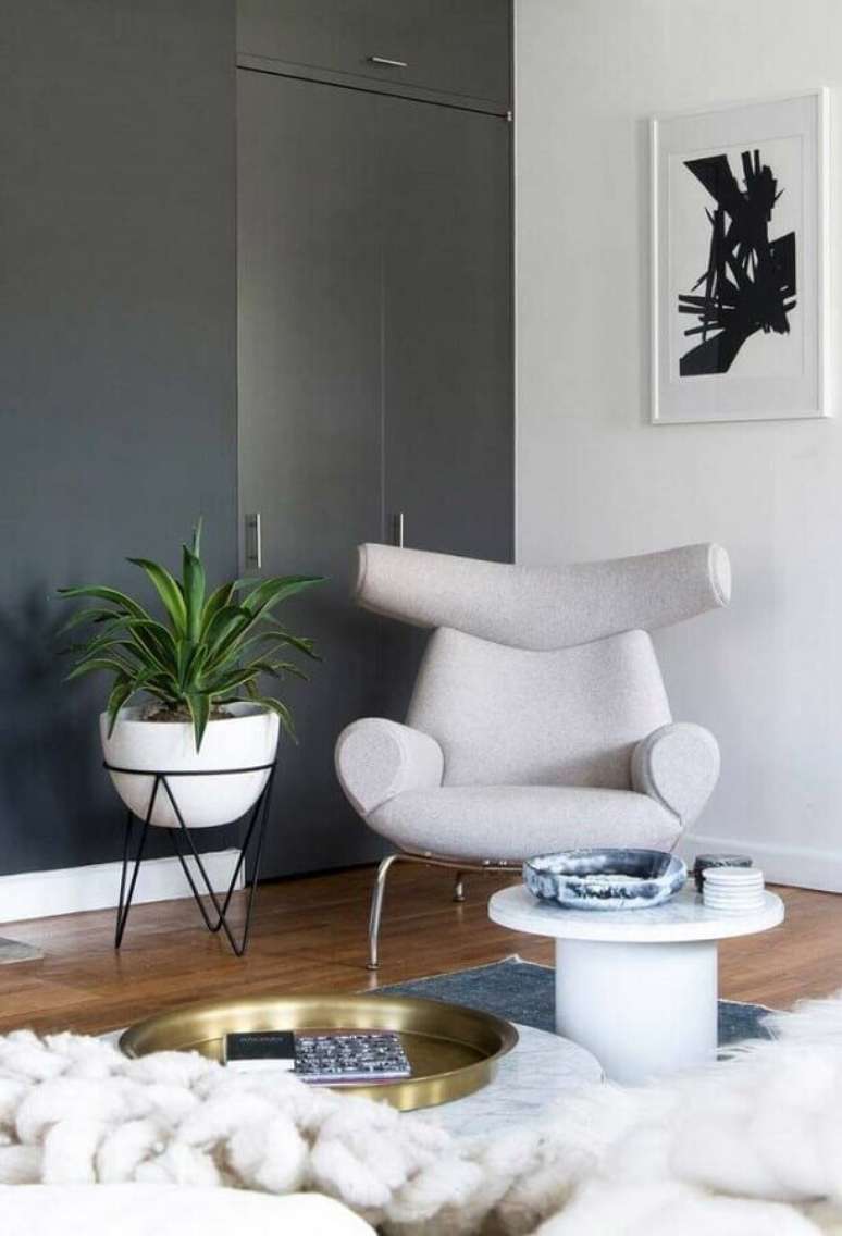 40. Tons de cinza para decoração de sala com plantas e poltrona moderna – Foto: Behance
