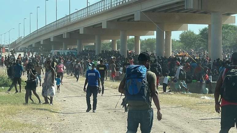 Cerca de 13 mil haitianos acamparam sob uma ponte na fronteira entre México e Estados Unidos na semana passada