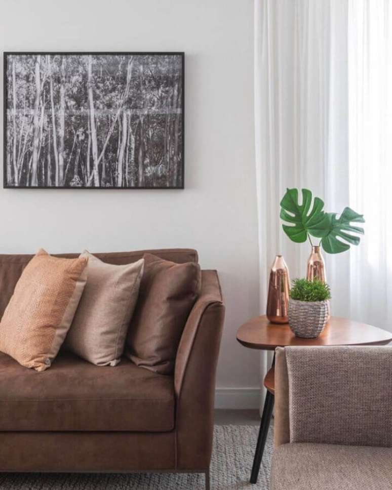 43. Vasos com plantas para decoração de sala com almofadas para sofa marrom – Foto: Karen Pisacane